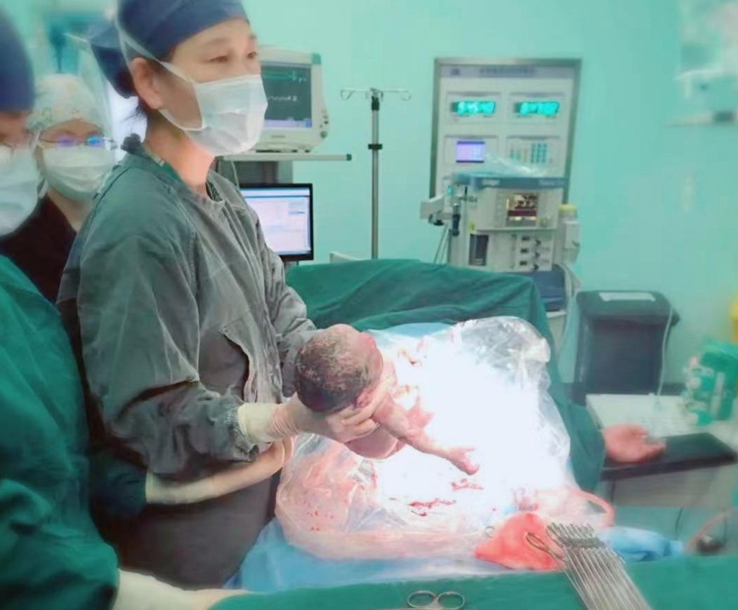 57岁失独妈妈艰辛求子路:这是一份用命换来的幸福，值得!